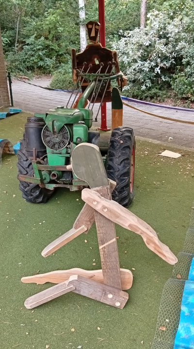 Het meisje bedreigd door de aanstormende Grasmachine. Beeld van Roeland Schweitzer in het Bosbad in Leersum.